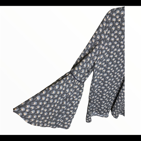 ANN TAYLOR LOFT Boho Peacock Feather Print Blouse With Bell Sleeves Grey Large - Picture 4 of 10